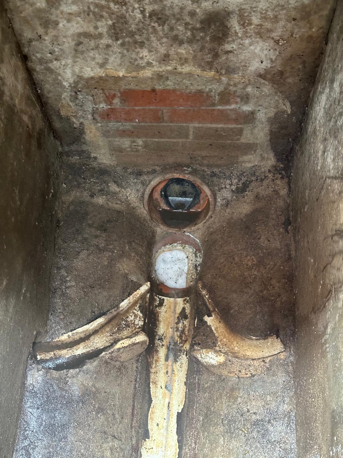 Broken clay pipe identified in inspection chamber